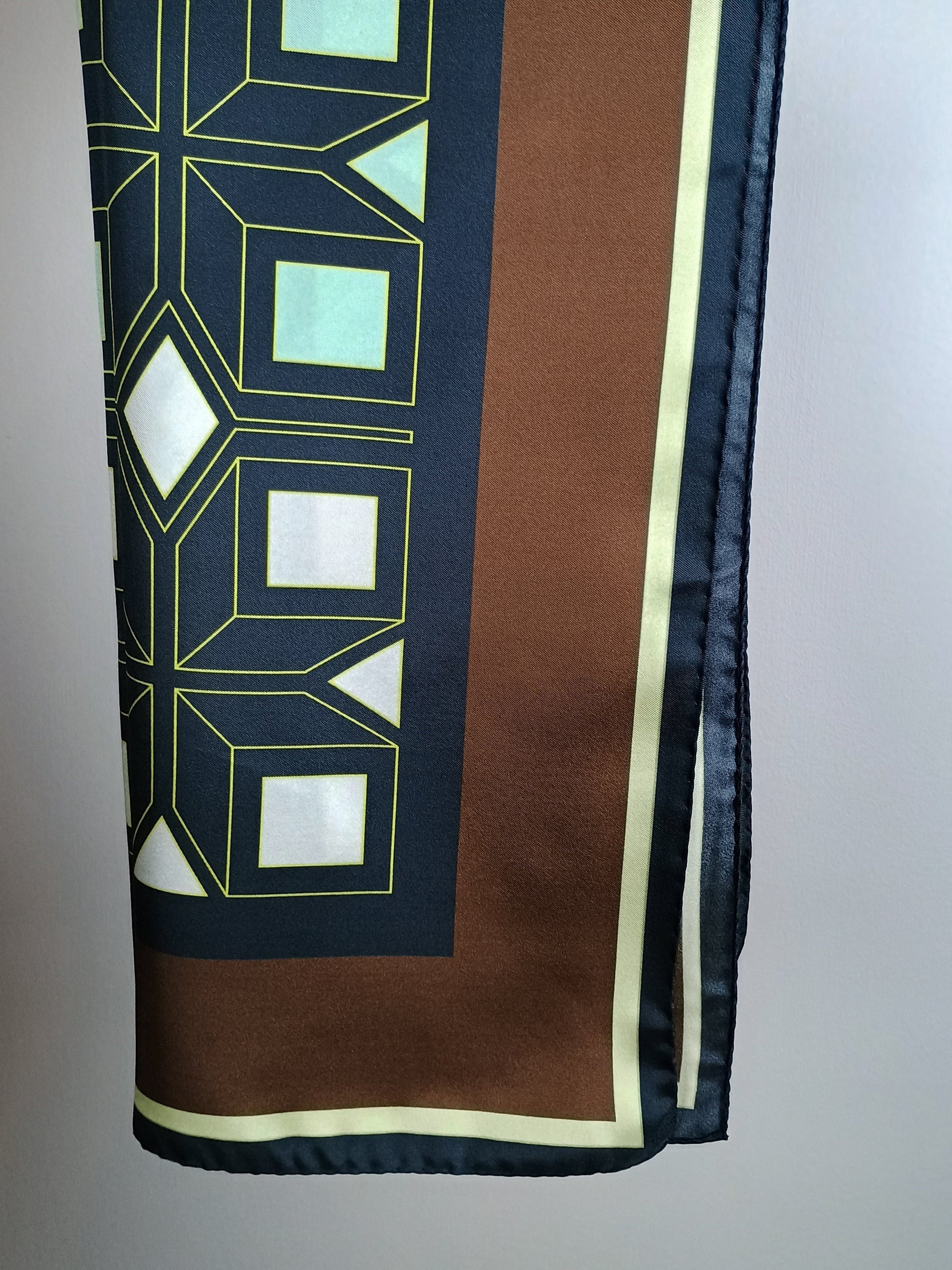Silk scarf Granada machine/ hand hemming