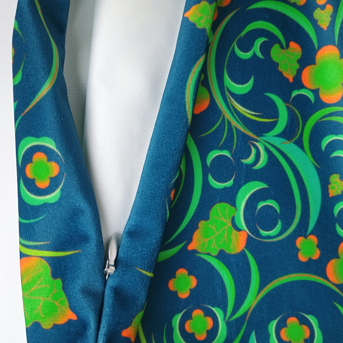 Flowing classic lines green